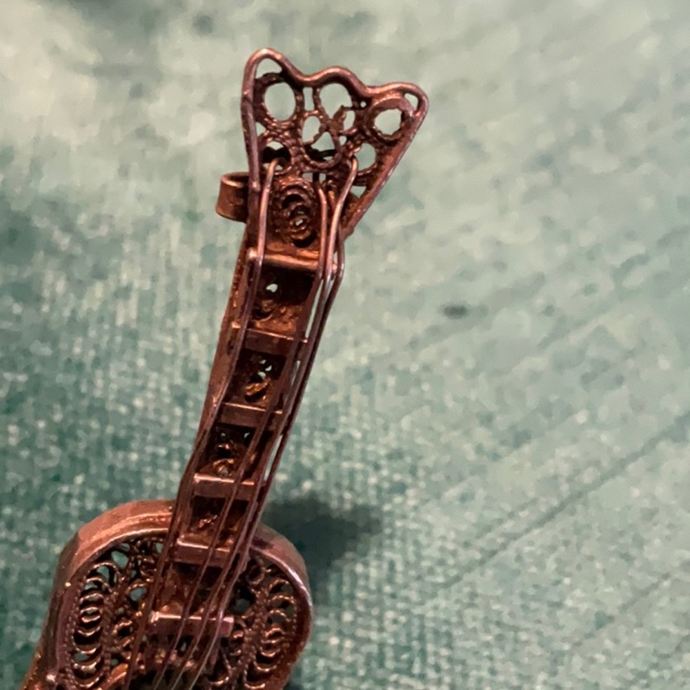 Intricate silver guitar broach pin - vintage - Picture 3 of 8